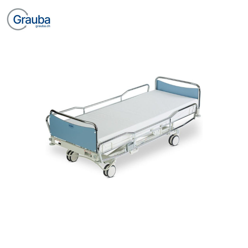 Lojer ScanAfia XS elektrisches Spitalbett mit höhenverstellbarer Liegefläche und zentral feststellbaren Rollen.