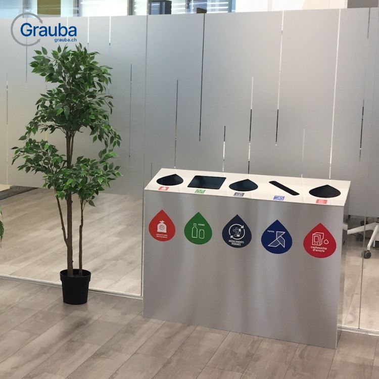 MULTI - Abfalltrenner und Wertstoffsammler aus Aluminium (Recyclingstation Aluminium) in modernem Büro.